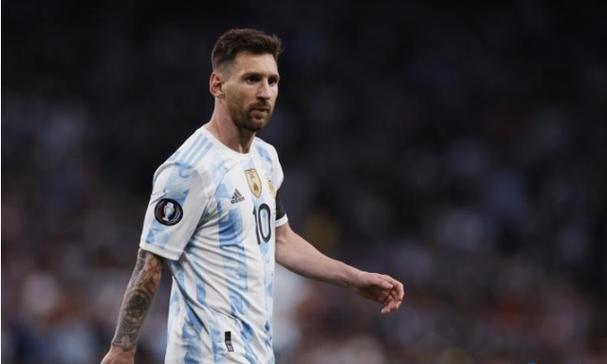 记者：拜仁想与于帕续约至2031年、年薪2000万欧，皇马在关注